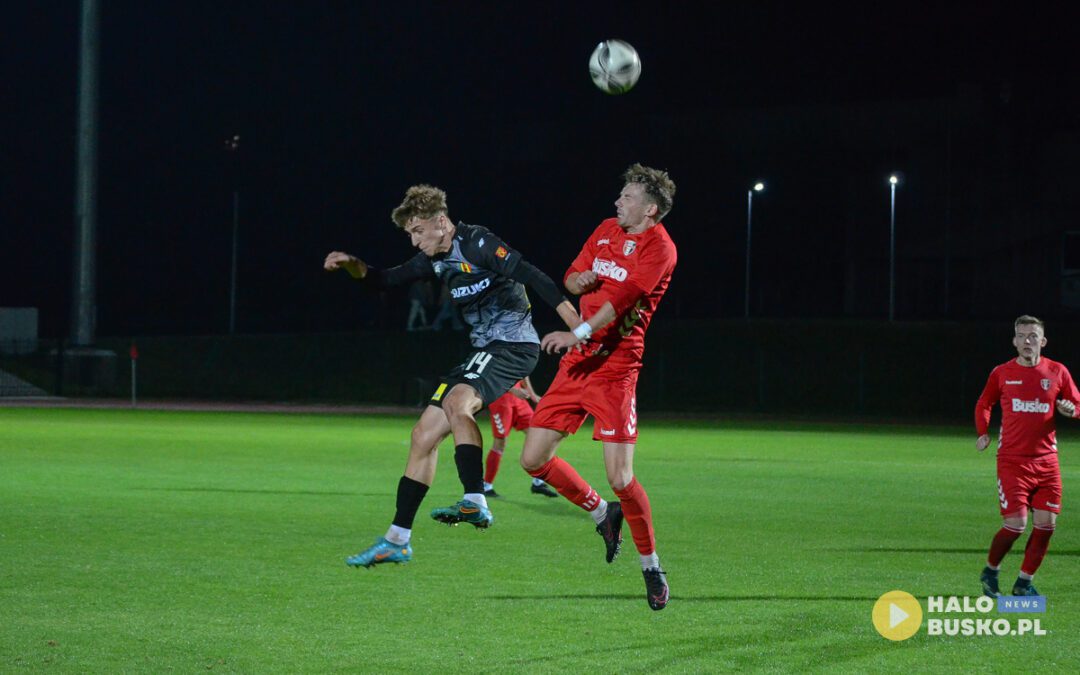 Widowisko na stadionie w Busku-Zdroju przy sztucznym oświetleniu [VIDEO] – Portal Regionalny Halo Busko