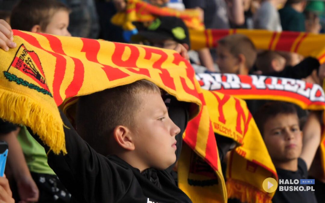 Młodzi piłkarze Akademii AKS 1947 Busko-Zdrój na meczu Ekstraklasy [VIDEO]