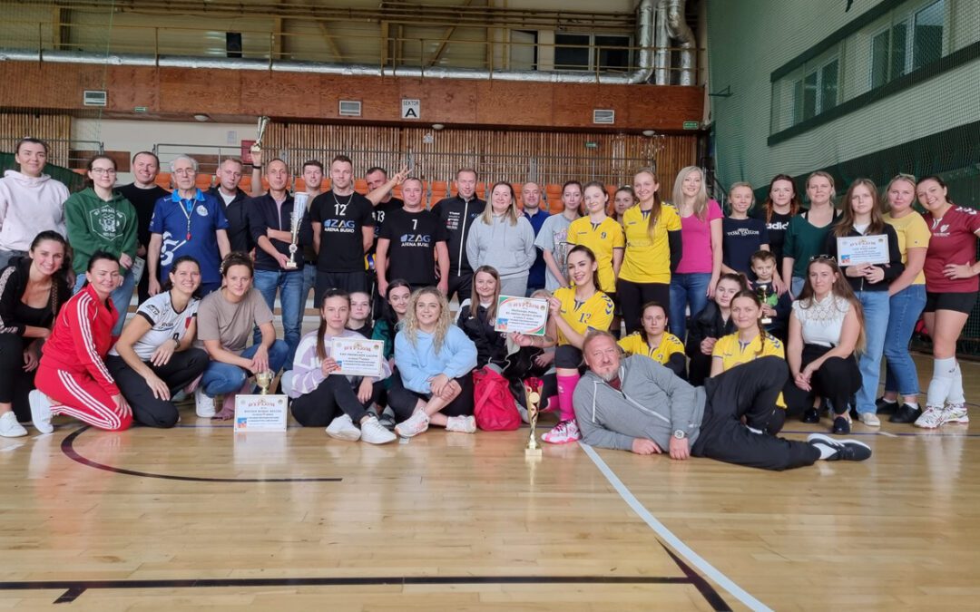Busko-Zdrój rządzi na siatkarskim parkiecie: podwójne zwycięstwo, podwójny powód do dumy! [ZDJĘCIA]
