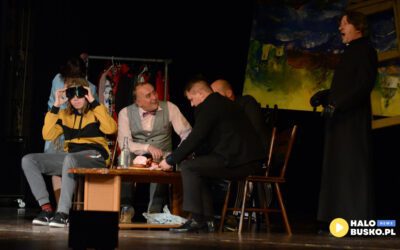 Teatr Ciut Frapujący wypełnił salę BSCK! Zobaczcie przedstawienie kolejnych postaci spektaklu „Narty Ojca Świętego” [VIDEO]