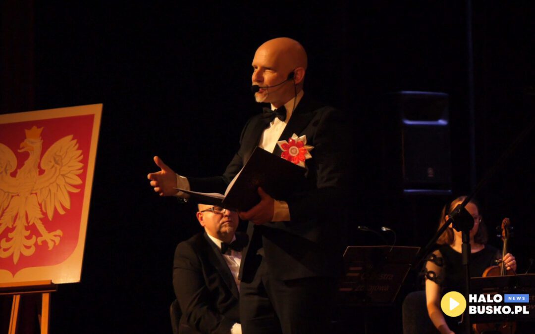 Buska Orkiestra Zdrojowa zagrała z uczniami szkoły muzycznej im. K. Pendereckiego podczas Święta Odzyskania Niepodległości w Busku-Zdroju.