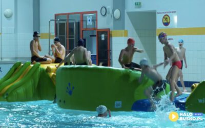 Zobaczcie jak wygląda wodny tor przeszkód na Pływalni Miejskiej w Busku-Zdroju [VIDEO]