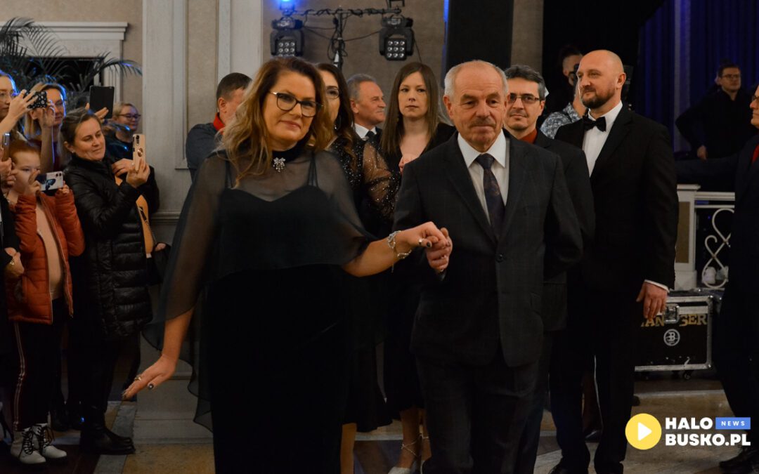 Zobaczcie jak bawili się uczniowie Zespołu Szkół Ponadpodstawowych im. Mikołaja Kopernika w Busku-Zdroju podczas Studniówki 2024 [2 VIDEO]