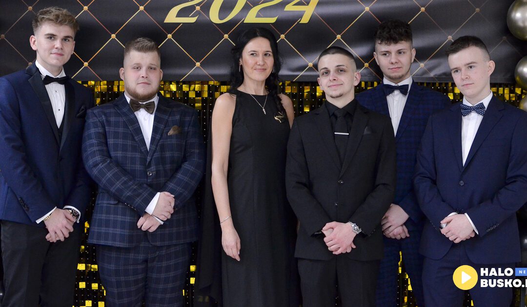 Maturzyści ZST-I w Busku-Zdroju świętują swoją Studniówkę! Zobaczcie sami! [ZDJĘCIA]