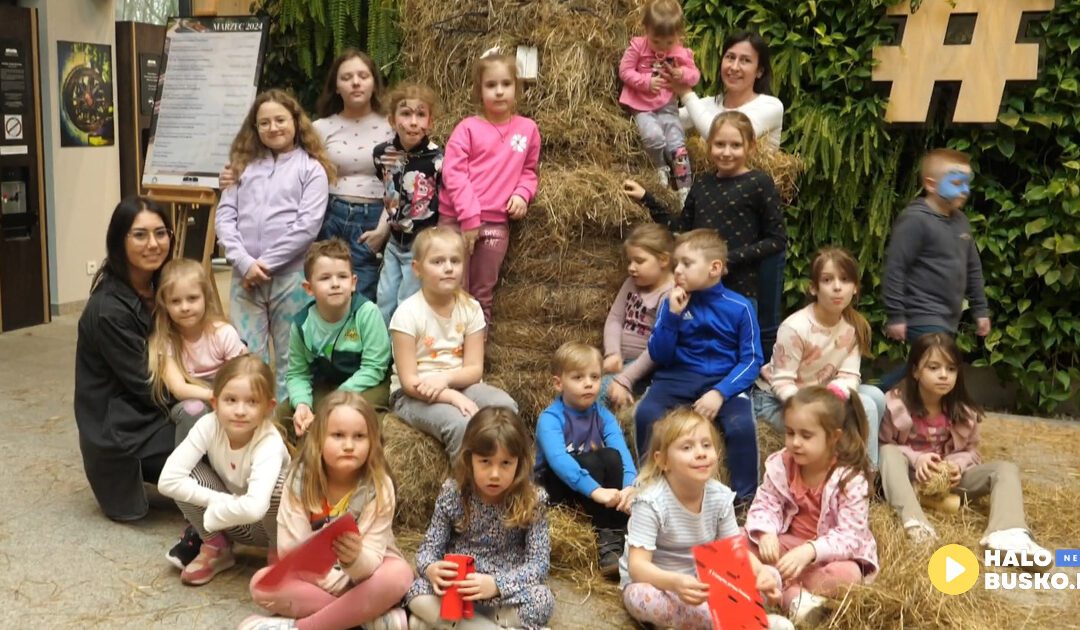 Najmłodsi mieszkańcy Buska-Zdroju wzięli udział w warsztatach Wielkanocny Zajączek XL w Domu Zdrojowym przy Tężni (VIDEO)