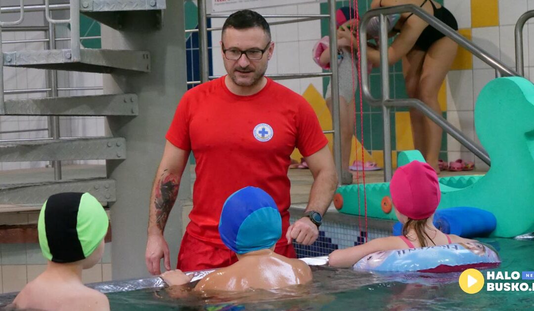 Do 1 września, dzieci i młodzież mogą korzystać z Pływalni Miejskiej w Busku-Zdroju bezpłatnie!