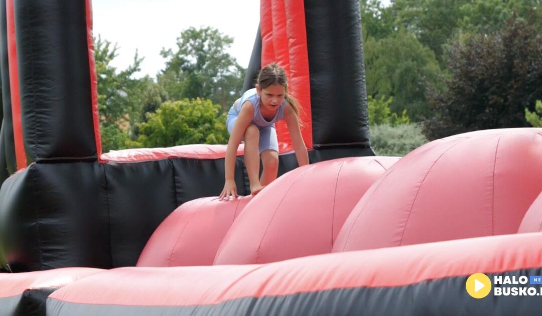 Niedzielna adrenalinka w buskim parku – atrakcja dla najmłodszych przyciągnęła fanów adrenaliny (VIDEO)