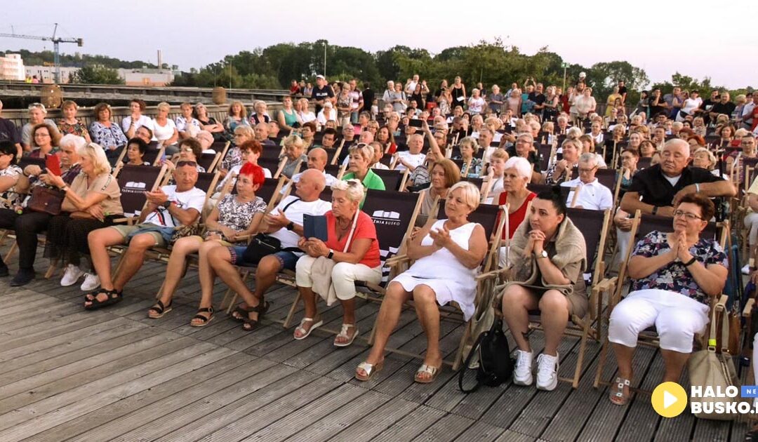 Hity dawnych lat porwały publiczność w tężni w Busku-Zdroju! (VIDEO)