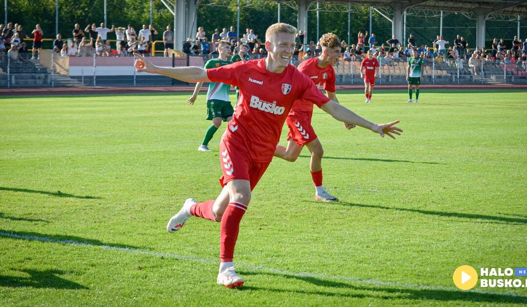 AKS 1947 Busko-Zdrój zalicza znakomity początek sezonu w meczu przeciwko LKS Orlęta Kielce.