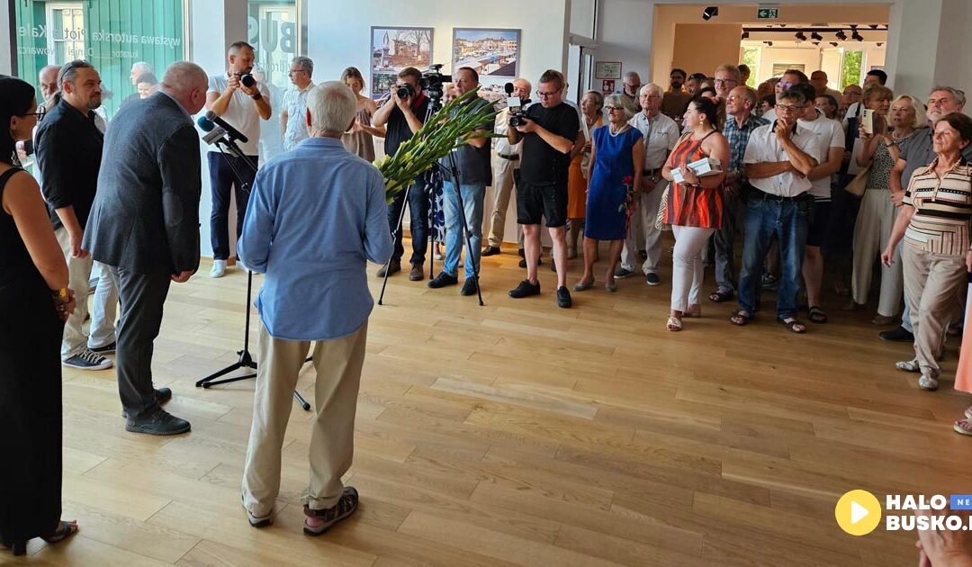 Wystawa „Busko w drodze do dziś…” autorstwa Piotra Kalety została otwarta (VIDEO)