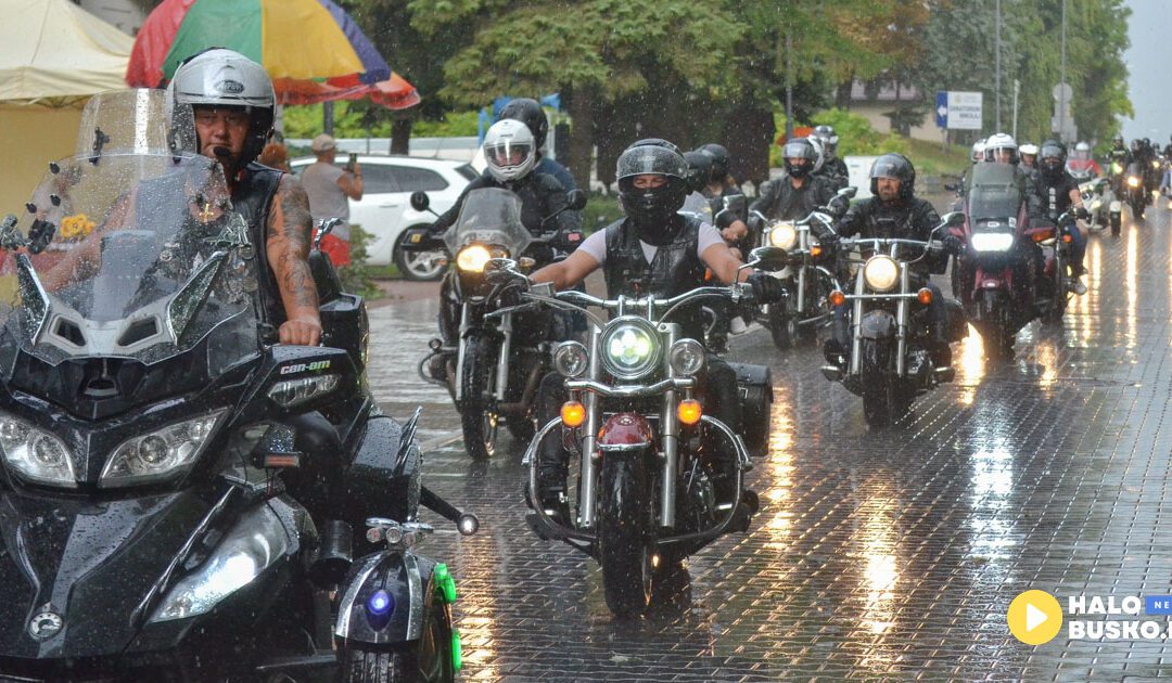 Ulewa nie przeszkodziła motocyklistom w dobrej zabawie! Parada kilkuset motocykli przejechała przez Busko-Zdrój! (ZDJĘCIA)