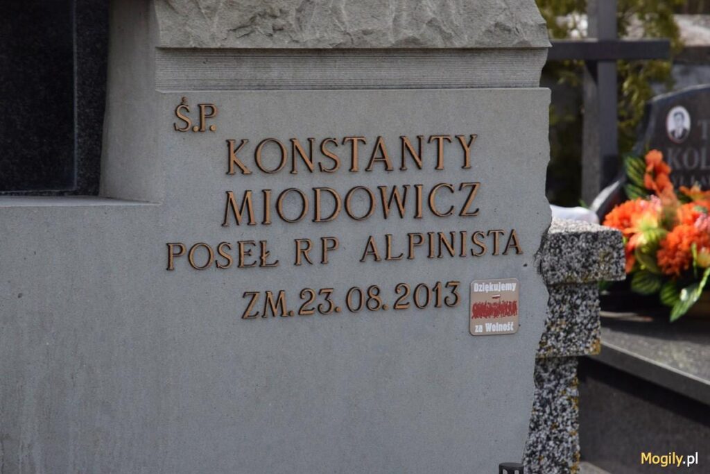 grob konstantego midowicza na cmentarzu w busku zdroju