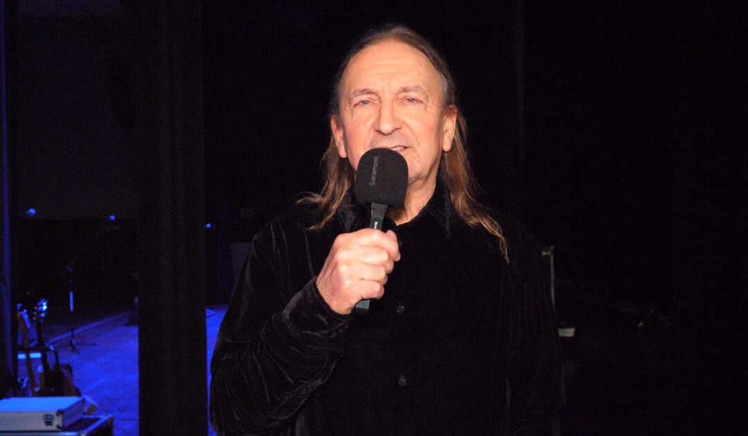 Koncert zaduszkowy w Busku-Zdroju z udziałem Marka Piekarczyka – pełen wspomnień i hołdu dla polskich gwiazd (VIDEO)