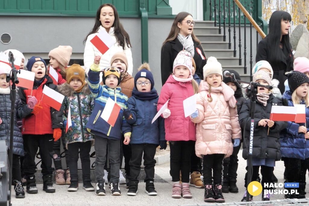 wspolne spiewanie piesni patriotycznych w Busku Zdroju 01