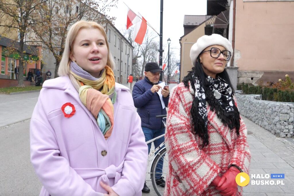 wspolne spiewanie piesni patriotycznych w Busku Zdroju 02