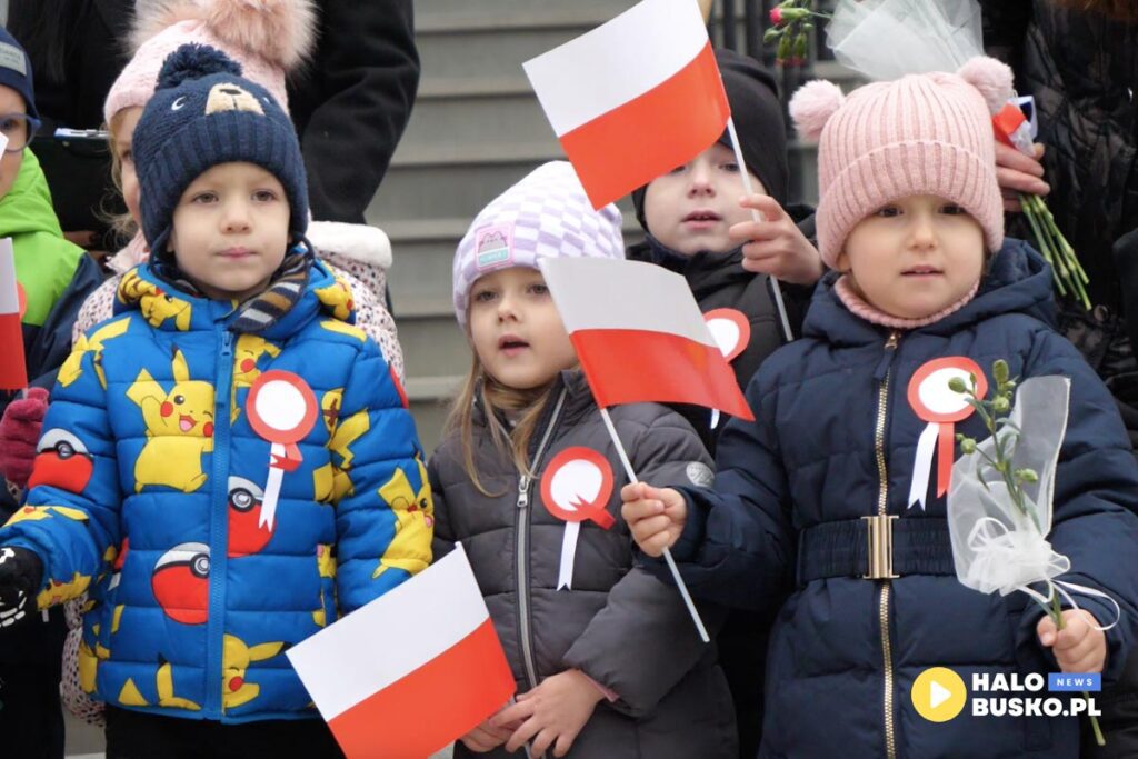 wspolne spiewanie piesni patriotycznych w Busku Zdroju 05