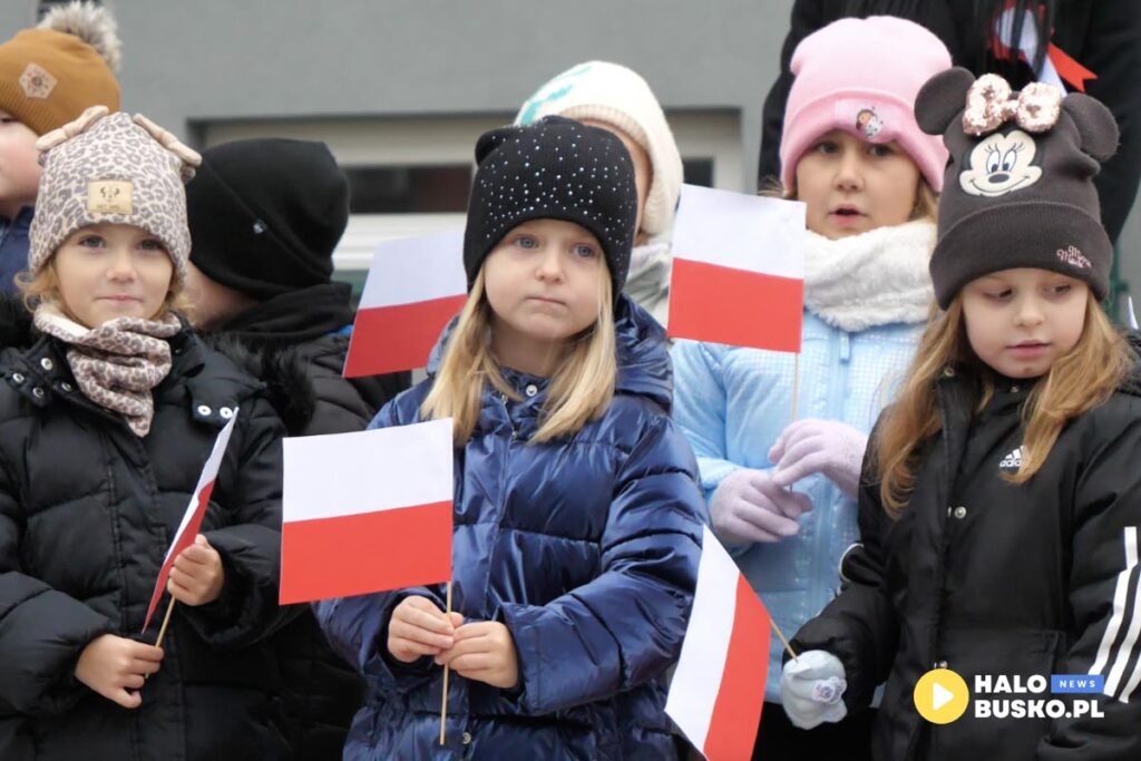wspolne spiewanie piesni patriotycznych w Busku Zdroju 06