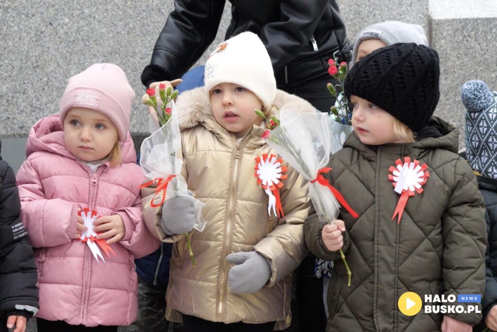 wspolne spiewanie piesni patriotycznych w Busku Zdroju 07