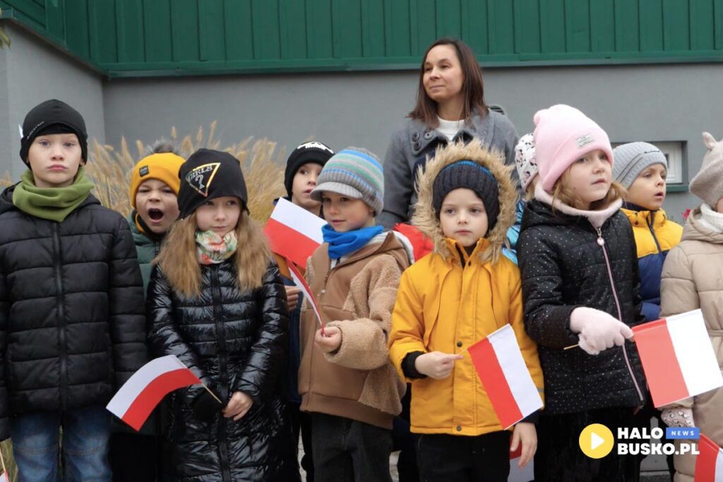 wspolne spiewanie piesni patriotycznych w Busku Zdroju 09