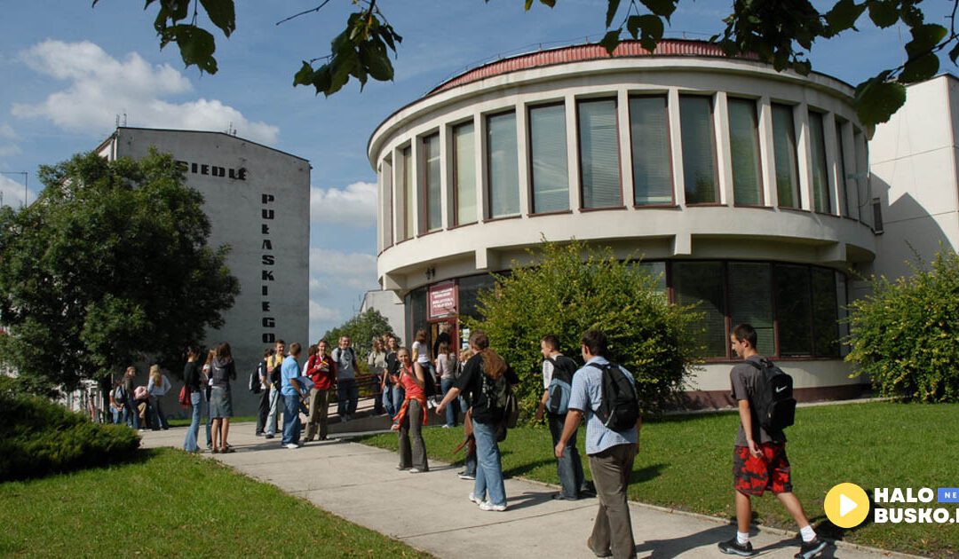 Biblioteka w Busku-Zdroju – historia miejscowego czytelnictwa.