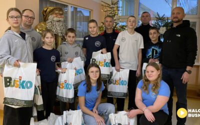 Młodzi pływacy z Buska-Zdroju łączą sport z pomocą chorym dzieciom.