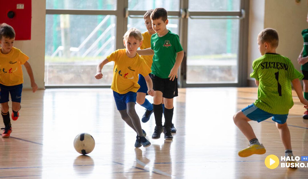 Młode talenty spotkały się na turnieju piłki nożnej organizowanym przez AP Champions i Futsal Team Busko-Zdrój! (fot. Łukasz Rysiak)