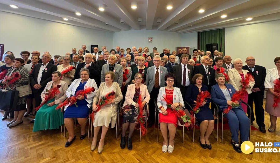 Złote Gody w Busku-Zdroju – 44 pary uhonorowane medalami za 50 lat małżeństwa (VIDEO)