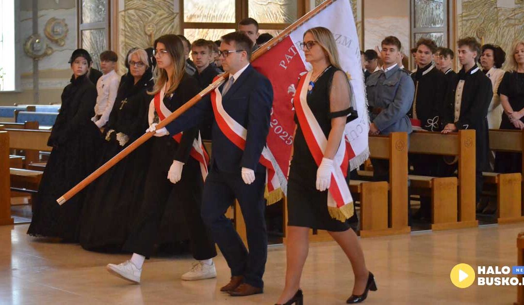 Rozpoczęła się uroczystość jubileuszu 65-lecia i nadania nazwy Bohaterów Powstania Styczniowego – ZSTI w Busku-Zdroju.