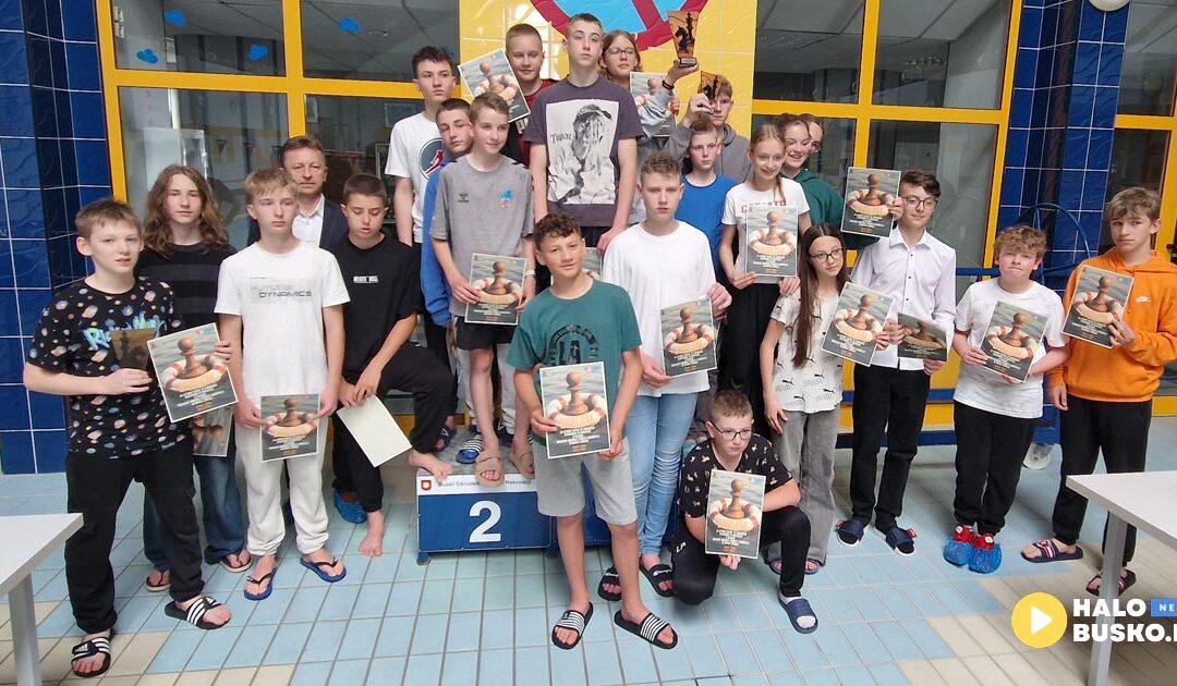 Busko-Zdrój stawia na pomysłowość – pierwszy turniej szachowo-pływacki za nami!