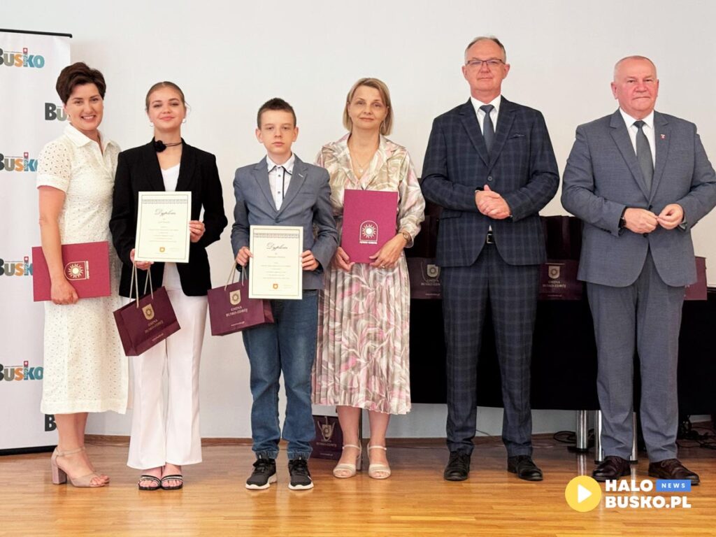 busko-zdrój - uczniowie z nagrodami