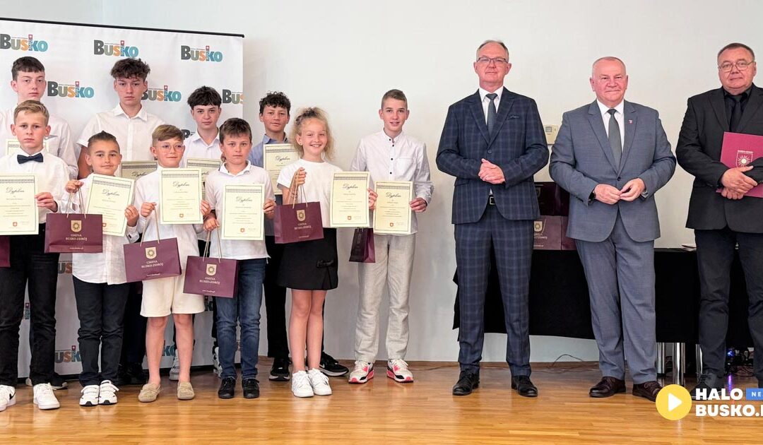 Sukcesy, które budują przyszłość – uroczystość nagrodzenia uczniów w Busku-Zdroju.