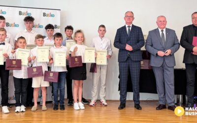 Sukcesy, które budują przyszłość – uroczystość nagrodzenia uczniów w Busku-Zdroju.