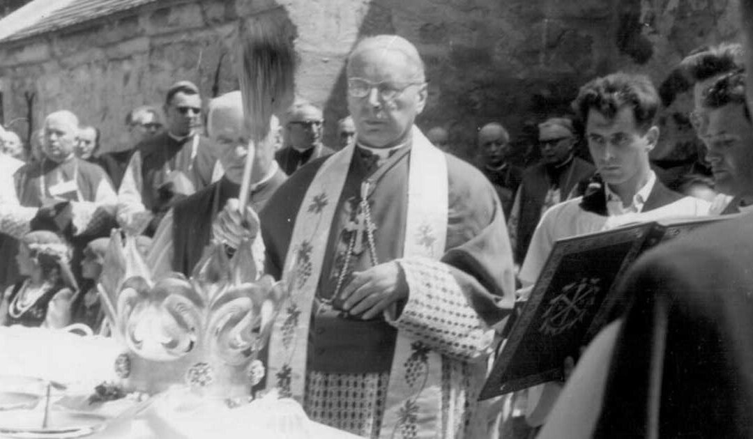 17 lipca 1966 – 59 lat temu, Karol Wojtyła modlił się w Wiślicy u stóp Matki Bożej Uśmiechniętej