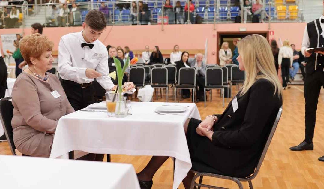 Uczeń Daniel Kopinak z Zespołu Szkół Ponadpodstawowych im. Mikołaja Kopernika w gronie najlepszych młodych kelnerów w Polsce!