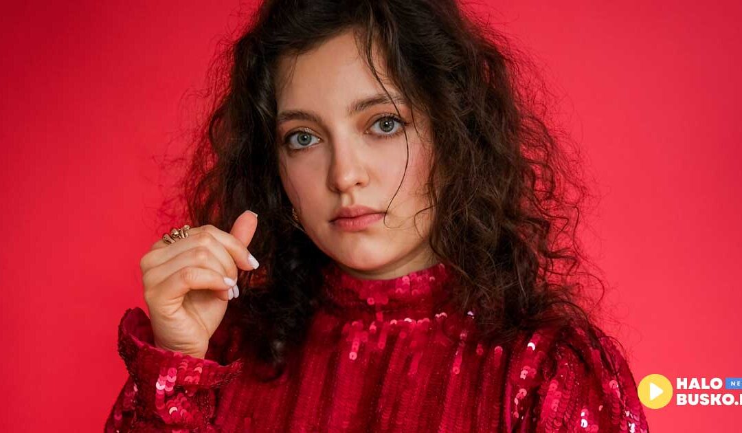 Ola Pobiega prezentuje nowy singiel „Znajoma ja” – od mroku do światła