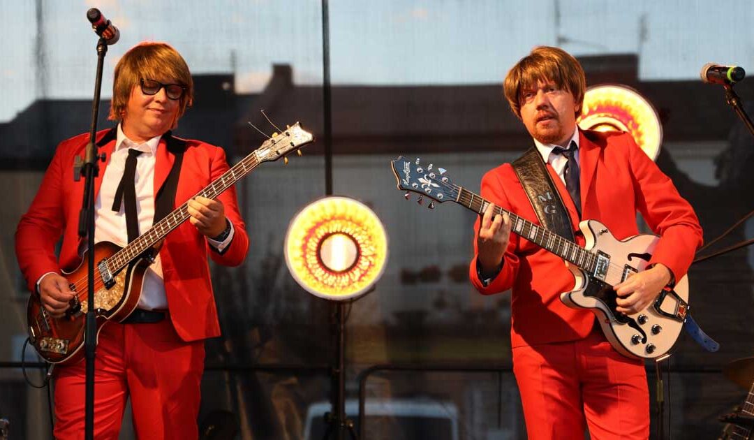 Rynek w Chmielniku rozbrzmiał hitami retro podczas koncertu zespołu Szalone Gitary