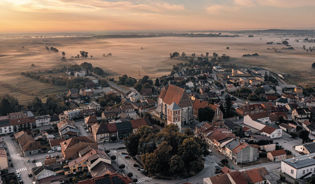 Piękno Ponidzia uchwycone przez obiektyw – Wiślica o poranku w obiektywie „Krajobrazy Ponidzia”