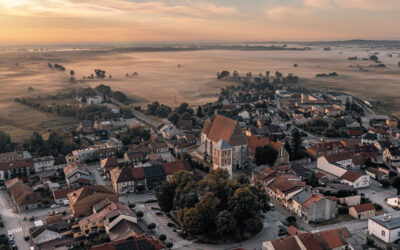 Piękno Ponidzia uchwycone przez obiektyw – Wiślica o poranku w obiektywie „Krajobrazy Ponidzia”