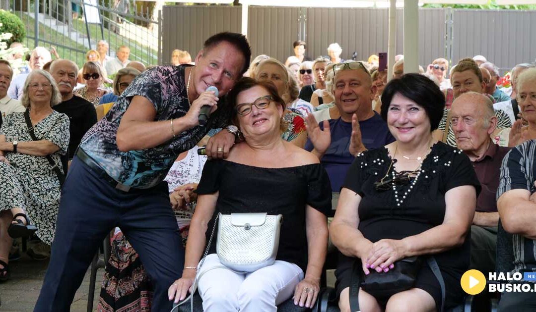 Pełen ogródek Zamku Dersława w Busku-Zdroju na koncercie Jacka Silskiego!