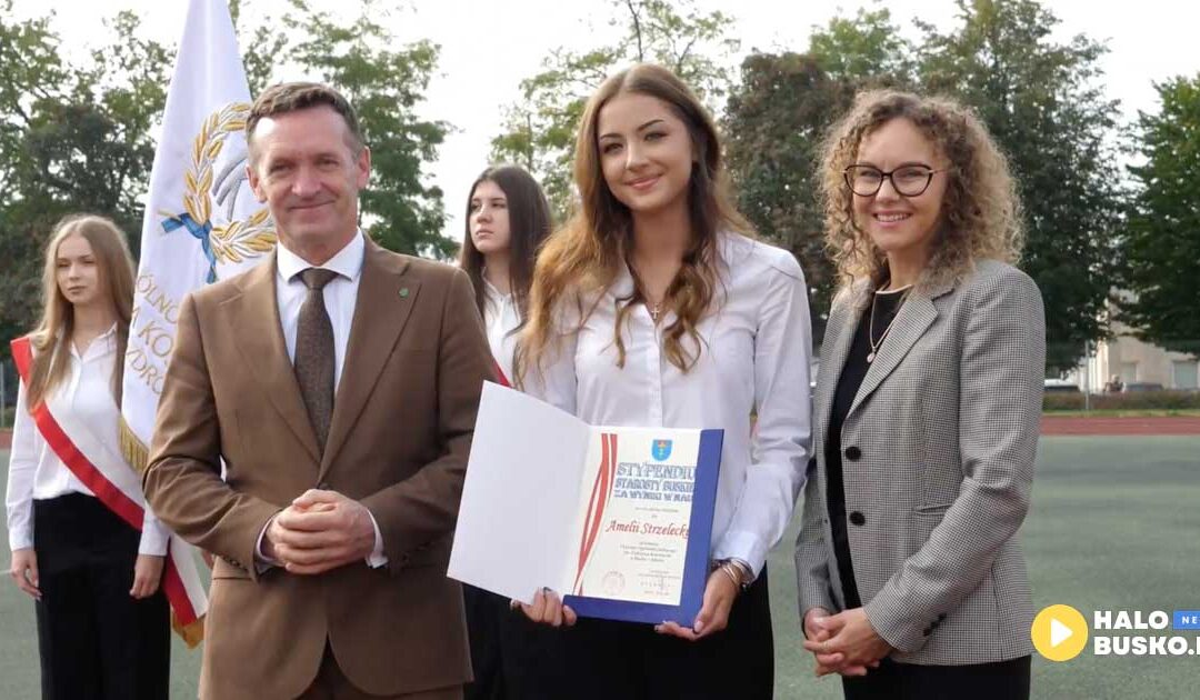 Rozpoczęcie roku szkolnego w Busku-Zdroju. Uczniowie wrócili do Zespołu Szkół Ponadpodstawowych im. Mikołaja Kopernika i I Liceum Ogólnokształcącego im. Tadeusza Kościuszki (VIDEO)