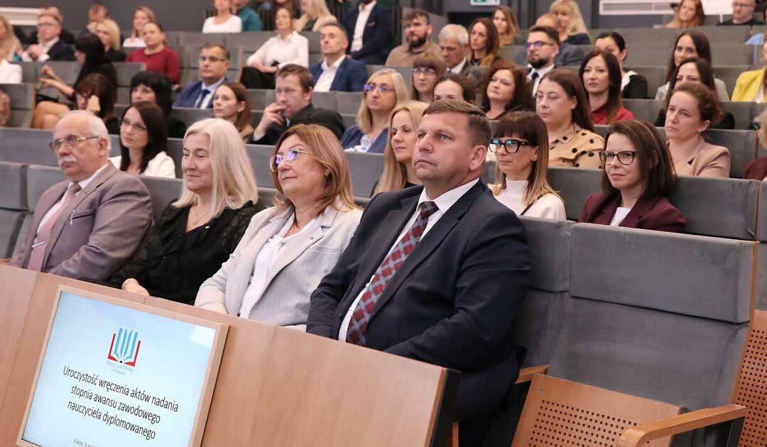 Awans zawodowy nauczycieli z powiatu buskiego – uroczystość w Urzędzie Wojewódzkim Kielcach (ZDJĘCIA)