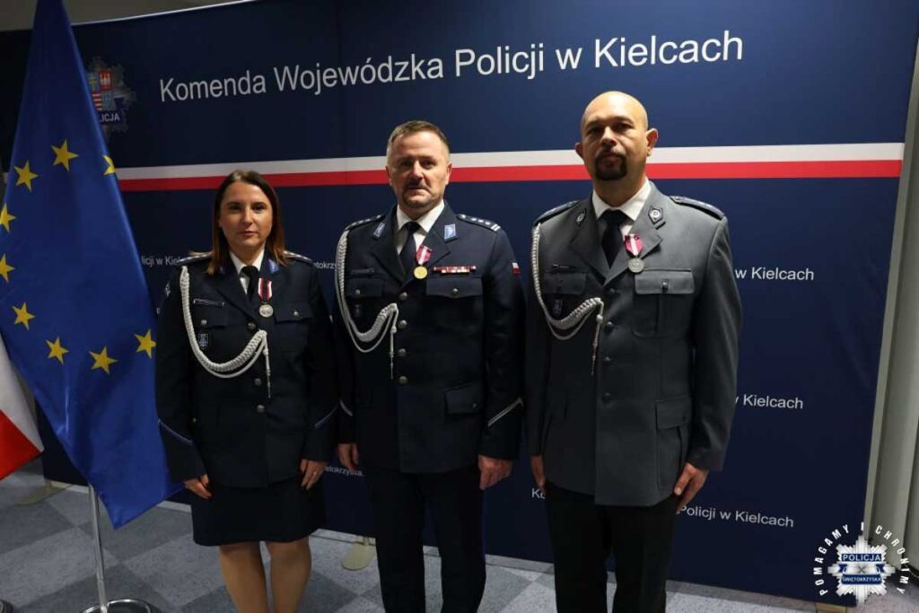 Policjanci z Buska Zdroju i Solca Zdroju wsrod wyroznionych podczas uroczystosci w Kielcach. 1