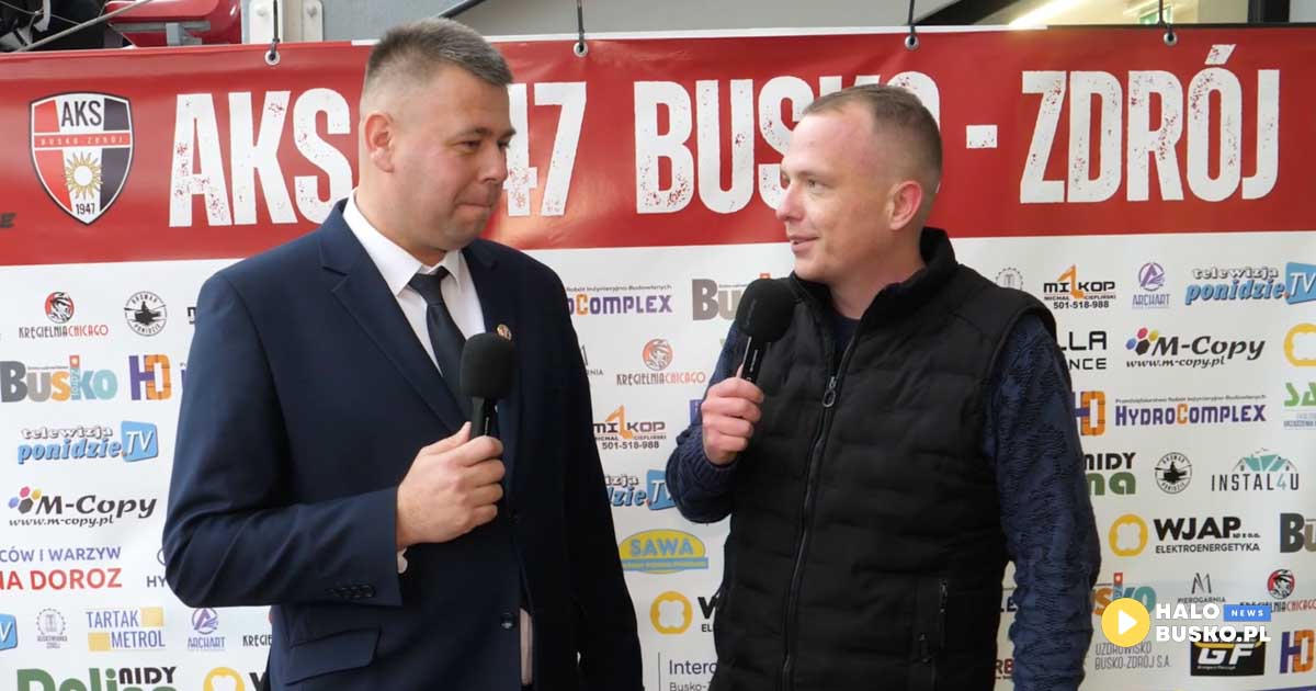 Szymon Rewaj i zastępca burmistrza Piotr Kaczocha podsumowują rundę w wykonaniu AKS 1947 Busko-Zdrój