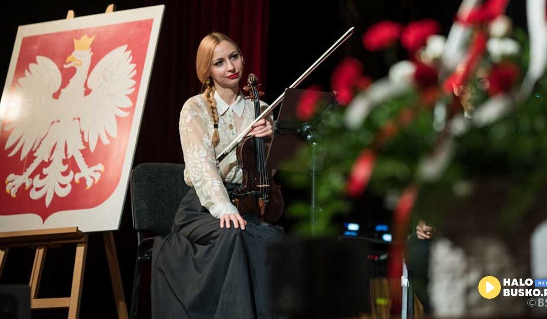 Wspólne śpiewanie zwieńczyło obchody Święta Niepodległości w Busku-Zdroju (ZDJĘCIA)