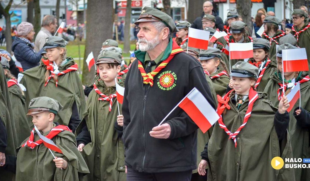Barwny korowód przeszedł ulicami Buska-Zdroju. Trwają obchody Święta Niepodległości. (ZDJĘCIA)
