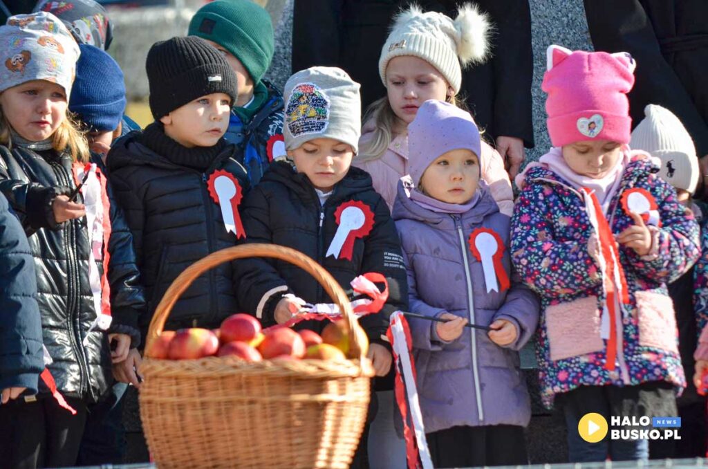 spiewanie piesni patriotycznych w busku zdroju 17