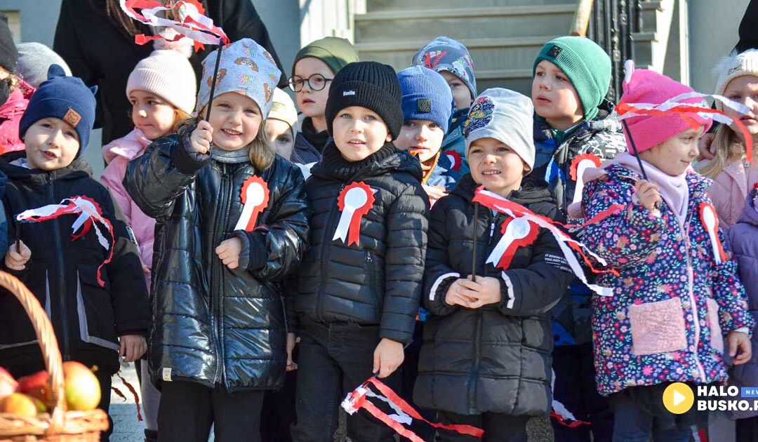 Mali patrioci z przedszkola Słoneczko zaśpiewali z mieszkańcami Buska-Zdroju dla Niepodległej. (ZDJĘCIA/VIDEO)