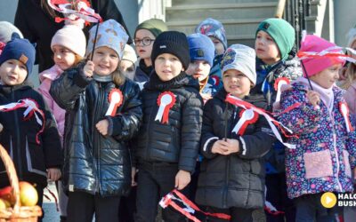 Mali patrioci z przedszkola Słoneczko zaśpiewali z mieszkańcami Buska-Zdroju dla Niepodległej. (ZDJĘCIA/VIDEO)