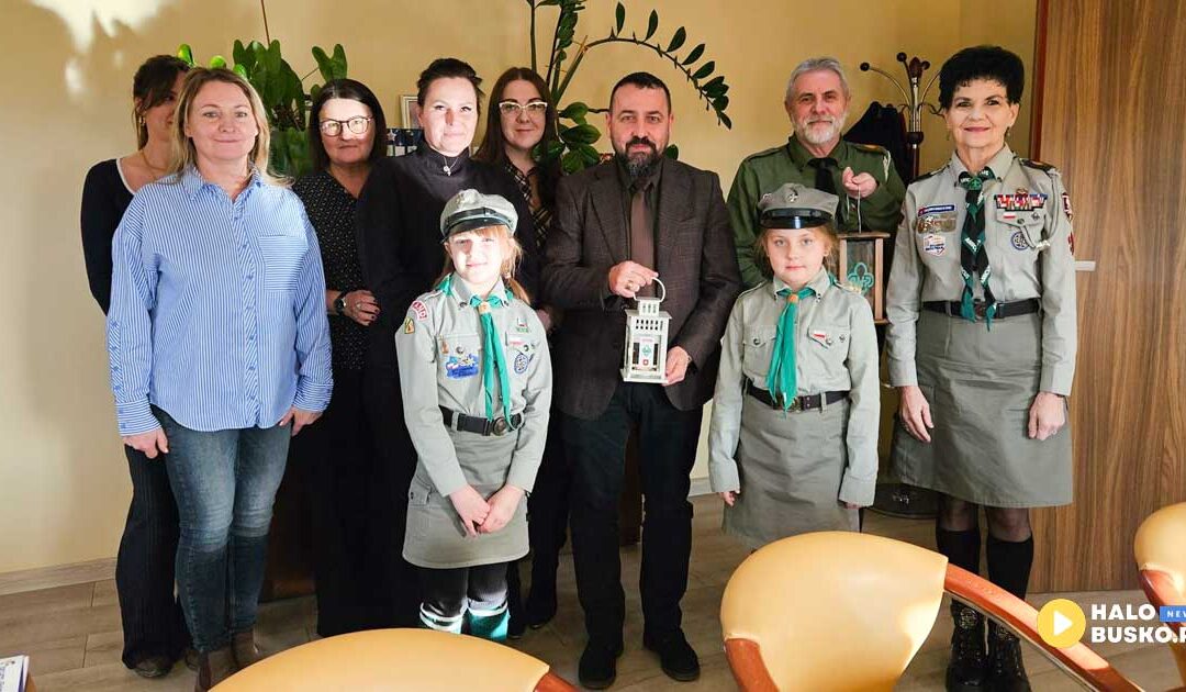 Harcerze wędrują z Betlejemskim Światełkiem Pokoju w Busku-Zdroju.