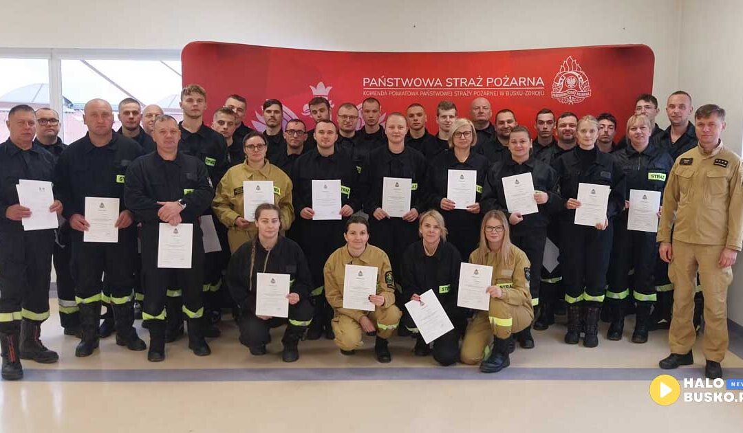 34 strażaków OSP z powiatu buskiego ukończyło szkolenie podstawowe w KP PSP w Busku-Zdroju.